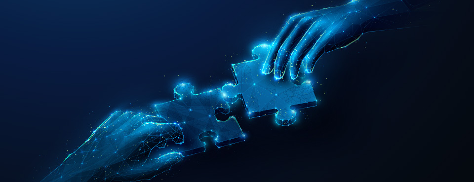 zwei blau leuchtende Hände, die Puzzleteile zusammensetzen
